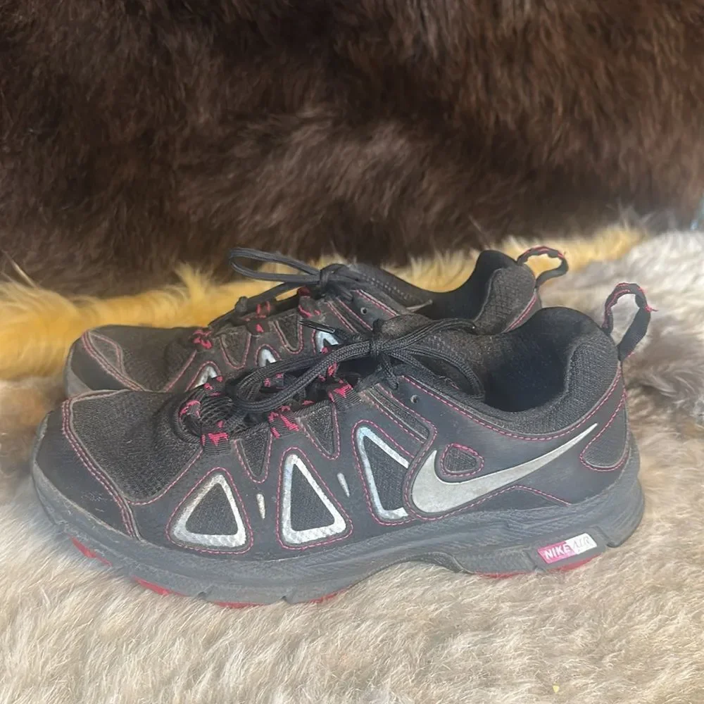 Nike Women's Black and Pink Running Shoes 8.5 (BL4)